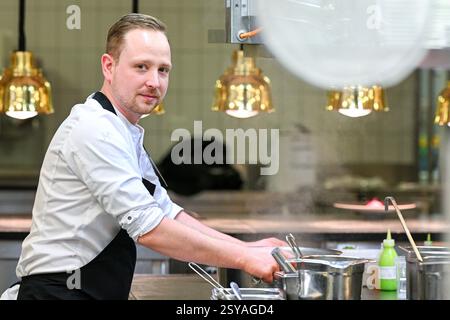 Berlin, Deutschland. Februar 2025. Berliner Küchenmeister Jonas Zörner, neuer Küchenchef im 'Lorenz Adlon Esszimmer', bei der Arbeit in der Küche. Quelle: Jens Kalaene/dpa/Alamy Live News Stockfoto