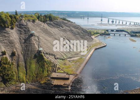 Aus der Vogelperspektive der Gegend um Montmorency Falls mit einer Klippenanlage mit einer Treppe, die die steile Felswand hinaufführt Stockfoto