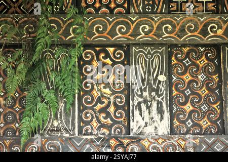 Farnblatt und dekoratives Gemälde in traditionellem Motiv an der Wand einer Reisscheune im Dorf Kete Kesu, Nord-Toraja, Süd-Sulawesi, Indonesien. Stockfoto