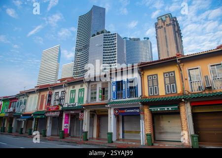 Historische Gebäude an der Arab Street mit modernem Parkview Square und DUO-Wolkenkratzern auf der Rückseite des historischen Kampong Glam, Rochor-Viertels in Central befinden sich Stockfoto