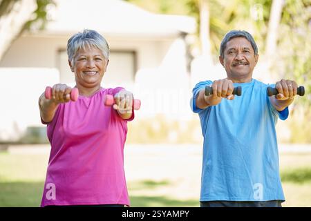 Kurzhanteln, Porträt- und Seniorenpaar-Übungen für Wellness, Gewichtheben und Workout im Garten. Gesundheit, Bindung und reifer Mann mit Frau im Hof Stockfoto