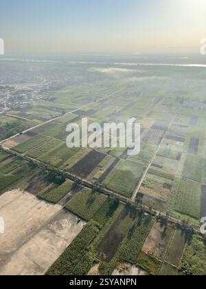 Luftaufnahme der Ernten am Ostufer von Luxor am Morgen, Ägypten Stockfoto