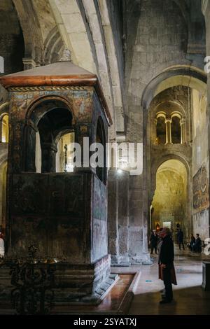 Antike Fresken und Architektur in der Svetitskhoveli Kathedrale, Mzcheta, Georgien. Spirituelles Ambiente in der historischen orthodoxen Kirche Stockfoto