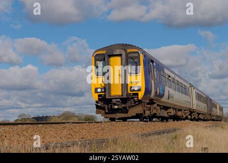 Dieseltriebwagen der Klasse 156 auf einem Manchester-Chester-Service in Plumley, Cheshire Stockfoto