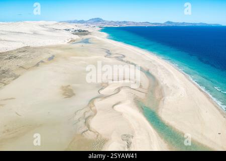 Atemberaubende Luftaufnahme der verwinkelten Sandstrände und des türkisfarbenen Wassers des Sotavento Beach auf Fuerteventura, die die natürliche Schönheit der Küste zeigt. Stockfoto
