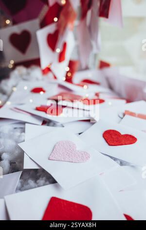 Eine romantische Szene mit Valentinstag-Briefen mit Filzherzen. Sanfte Beleuchtung unterstreicht die Wärme und Liebe in diesem herzlichen Display Captur Stockfoto