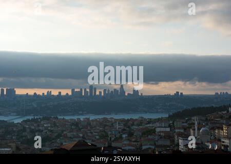 Istanbul-Stadt unter Wolken im Laufe des Abends Stockfoto