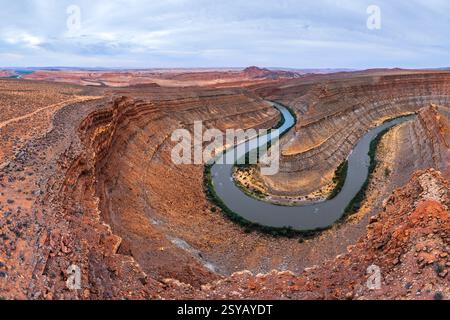 Aus der Vogelperspektive eines sich windenden Flusses, der sich durch Schichten alter Felsformationen in einer Wüstenlandschaft des San Juan Canyons schlängelt und die Schönheit der Natur zeigt Stockfoto