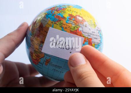 Hand Briefpapier mit hallo Formulierung Modell globe Stockfoto