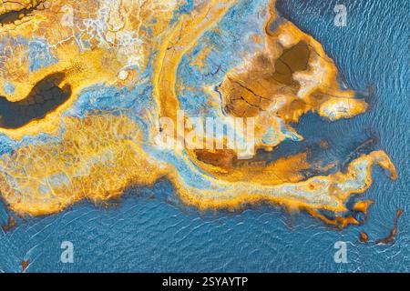 Ein lebendiger Schnappschuss aus der Luft mit einer vielfarbigen, abstrakten Landschaft mit komplizierten Mustern und Texturen, die einem künstlerischen Gemälde ähneln. Stockfoto