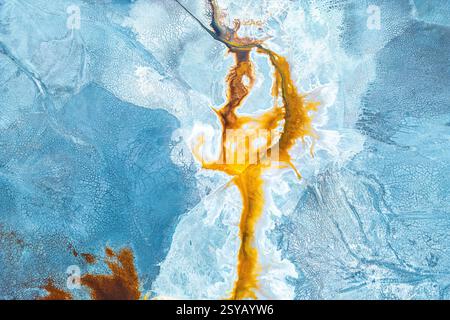 Luftbild für eine lebendige, abstrakte Landschaft, in der natürliche Texturen und Farben sich dramatisch mischen. Stockfoto