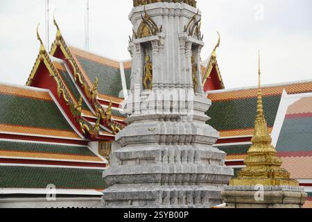 Klassische thailändische Architektur gemischt mit chinesischer Kunst im Wat Phra Chetuphon oder Wat Pho, einem der größten und ältesten Tempel. Stockfoto