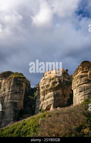 Das antike Varlaam Kloster befindet sich auf den hoch aufragenden Felsformationen in Meteora, Griechenland. Dieser heilige Ort, der zum UNESCO-Weltkulturerbe gehört, bietet Atmungsaktivität Stockfoto