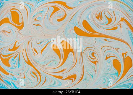 Dieses Bild zeigt ein lebhaftes abstraktes Blumenmuster mit wirbelnder orangefarbener und blauer Acrylfarbe. Das Design weckt Bewegung und Kreativität, ideal für Stockfoto