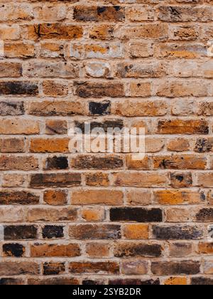 Detaillierte Aufnahme einer verwitterten Ziegelwand mit natürlichen Texturen und Farben. Diese Londoner Szene unterstreicht den architektonischen Charme der Stadt und Stockfoto
