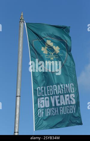 Dublin, Irland - 25. Februar 2025 - Eine grüne Flagge mit IRFU-Logo und Botschaft zum 150-jährigen Bestehen der Organisation fliegt vom Fahnenmast entlang des Flusses Liffey im Stadtzentrum von Dublin Stockfoto