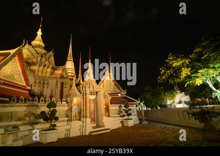 Malerische Nacht mit klassischer thailändischer Architektur mit Pagode im Wat Phra Chetuphon oder Wat Pho. Dies ist einer der größten und ältesten Tempel. Stockfoto