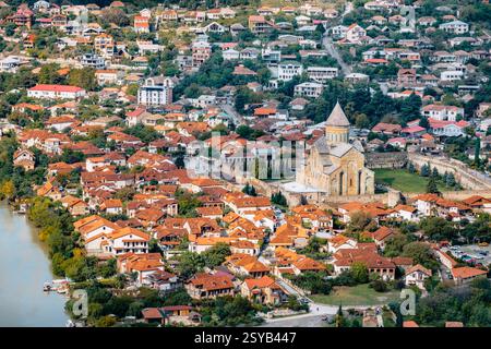 Svetitskhoveli Kathedrale in Mzcheta, Georgien. UNESCO-Weltkulturerbe, mittelalterliche georgisch-orthodoxe Kirche, umgeben von traditionellen Häusern. Stockfoto