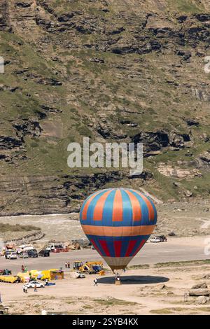 Indien, Himachal Pradesh, Stadt Manali, 28. August 2024: Heißluftballons im Kulu-Tal bringen Touristen auf und ab. Stockfoto