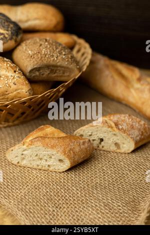 Stücke geschnittener Ciabata liegen auf dem Tisch. Kochen. Frühstück. Brot. Hochwertige Fotos Stockfoto