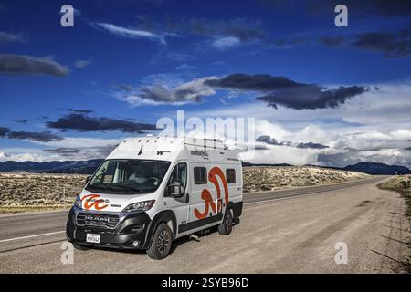 Wohnmobile inmitten wilder Gewitter und Regenwolken auf dem Great Basin Highway US 93, zwischen Ely und Baker, Nevada, USA, Nordamerika Stockfoto