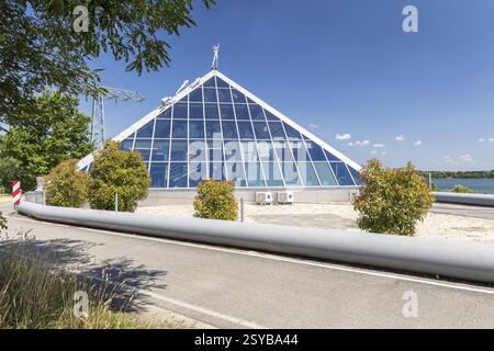 Glaspyramide als Snackbar am Dreiweibersee in Lohsa, Lausitzer Seenland, Sachsen, Deutschland, Europa Stockfoto