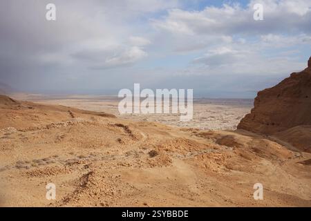 Israel Panoramablick von der Masada-Festung im Nationalpark in der Wüste Negev Judaean in der Nähe des Toten Meeres. Stockfoto
