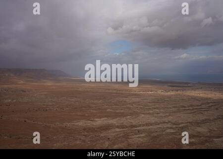 Israel Panoramablick von der Masada-Festung im Nationalpark in der Wüste Negev Judaean in der Nähe des Toten Meeres. Stockfoto