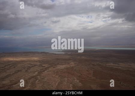 Israel Panoramablick von der Masada-Festung im Nationalpark in der Wüste Negev Judaean in der Nähe des Toten Meeres. Stockfoto