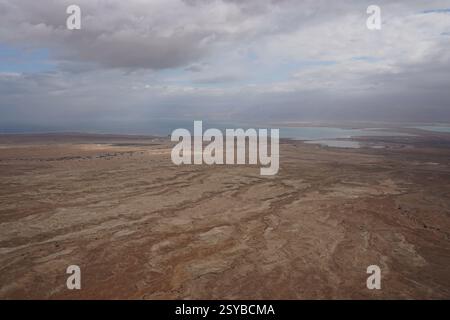 Israel Panoramablick von der Masada-Festung im Nationalpark in der Wüste Negev Judaean in der Nähe des Toten Meeres. Stockfoto