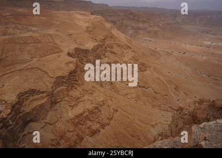 Israel Panoramablick von der Masada-Festung im Nationalpark in der Wüste Negev Judaean in der Nähe des Toten Meeres. Stockfoto