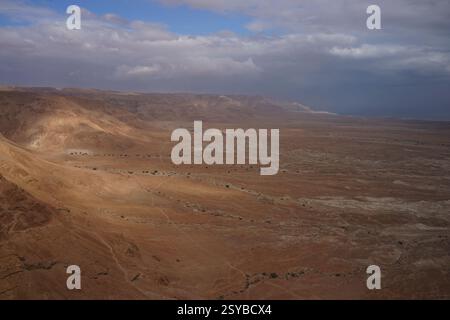 Israel Panoramablick von der Masada-Festung im Nationalpark in der Wüste Negev Judaean in der Nähe des Toten Meeres. Stockfoto