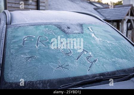 Ein starker Frost im Dorf Lixwm, Flintshire, Wales, am letzten Wintertag laut Wetterkalender. Ein Pendler hat die Worte FROSTY in die Windschutzscheibe eines gefrorenen Autos im Dorf Lixwm in Nordwales geschrieben. Freitag, 28. Februar 2025, Flintshire, Wales ©DGDImages/Alamy Live News Stockfoto
