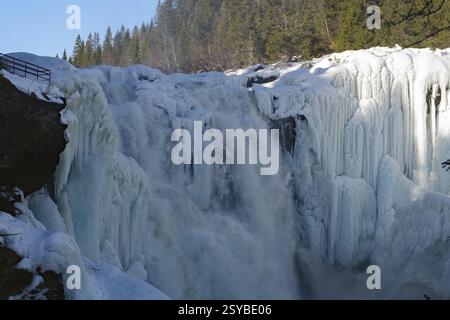 Ein mächtiger Wasserfall mit großen Eisformationen im Winterwald, Winter, Schwedens höchster Wasserfall, Taennforsen, Areaelven, Sind, Jaemtland, Schweden Stockfoto