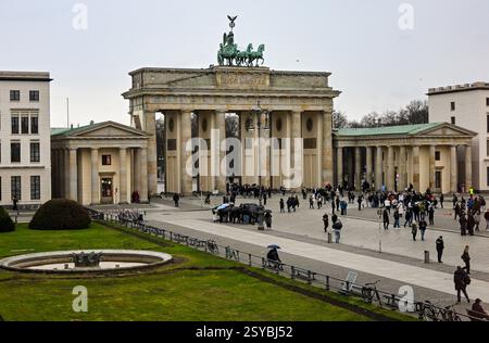Berlin, Deutschland. Februar 2025. Das Brandenburger Tor am Pariser Platz. Quelle: Jens Kalaene/dpa/Alamy Live News Stockfoto