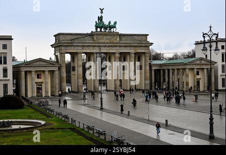 Berlin, Deutschland. Februar 2025. Das Brandenburger Tor am Pariser Platz. Quelle: Jens Kalaene/dpa/Alamy Live News Stockfoto