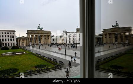Berlin, Deutschland. Februar 2025. Das Brandenburger Tor am Pariser Platz. Quelle: Jens Kalaene/dpa/Alamy Live News Stockfoto