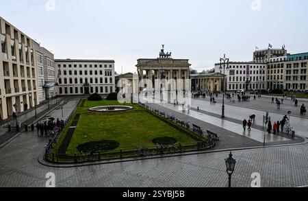 Berlin, Deutschland. Februar 2025. Das Brandenburger Tor am Pariser Platz. Quelle: Jens Kalaene/dpa/Alamy Live News Stockfoto