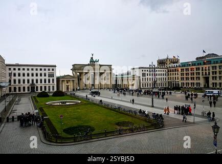 Berlin, Deutschland. Februar 2025. Das Brandenburger Tor am Pariser Platz. Quelle: Jens Kalaene/dpa/Alamy Live News Stockfoto