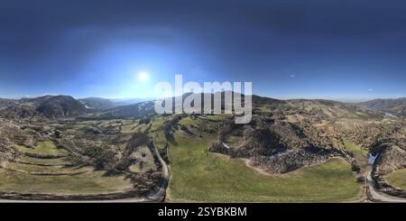 Monastero, Italien - 15. Februar 2025 atemberaubender Blick aus der Luft, der die ruhige Landschaft rund um die alte Abtei von Valtolla, eingebettet in den Hi, einfängt Stockfoto