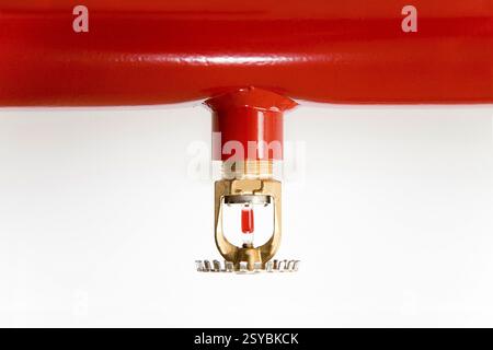 Wassersprühlöschanlage für automatische Feuerlöschanlage vor weißem Hintergrund Stockfoto