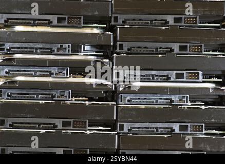 Stapel alter Festplatten von einem Computer Stockfoto