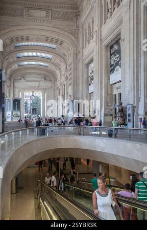 Mailand Centrale Station, Gebäude Mailand, Italien - 26. August 2013: Atrium des Mailänder Centrale Bahnhofs mit dem zentralen Laufsteg, der die Innenräume verbindet. Mailand MI Italien Copyright: XGennaroxLeonardix Stockfoto