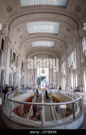 Mailand Centrale Station, Gebäude Mailand, Italien - 26. August 2013: Atrium des Mailänder Centrale Bahnhofs mit dem zentralen Laufsteg, der die Innenräume verbindet. Mailand MI Italien Copyright: XGennaroxLeonardix Stockfoto