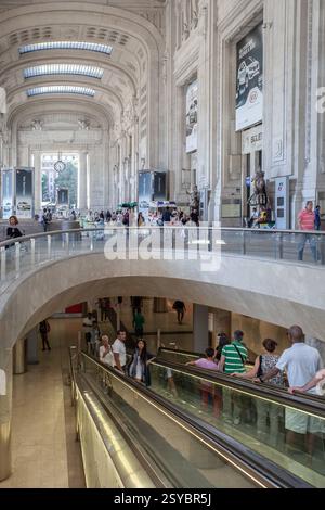 Mailand Centrale Station, Gebäude Mailand, Italien - 26. August 2013: Atrium des Mailänder Centrale Bahnhofs mit dem zentralen Laufsteg, der die Innenräume verbindet. Mailand MI Italien Copyright: XGennaroxLeonardix Stockfoto