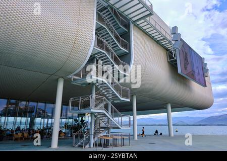 Moderne Architektur des Centro Botín Kunstzentrums mit Metalltreppe, Keramikfliesen-Fassade und Blick auf die Bucht von santander. Centro botin Art Center, Santande Stockfoto