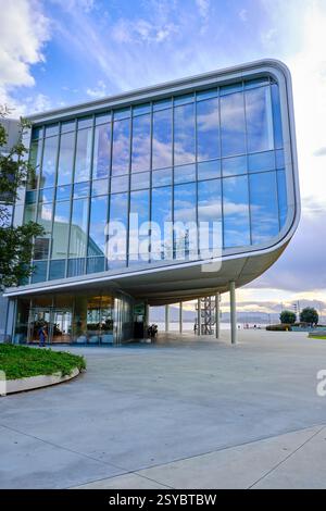 Moderne Glasfassade des Centro Botín mit blauem Himmel und Wolken in santander, spanien. Centro botin Art Center, santander, spanien Stockfoto