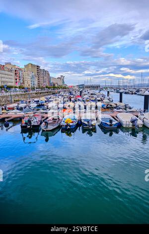Farbenfrohe kleine Boote, die an einem bewölkten Tag an den Docks des Yachthafens von puerto chico in santander, kantabrien, spanien, ankern. Stockfoto