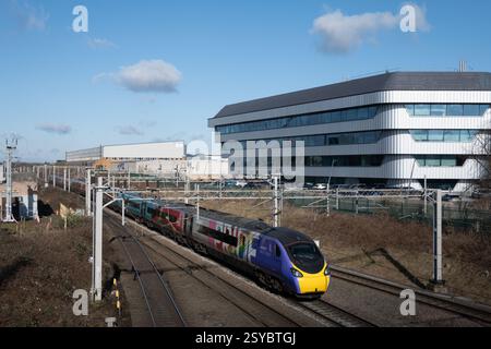 Der Zug Avanti West Coast Pendolino fährt in Richtung Birmingham International Station, West Midlands, England, Großbritannien Stockfoto