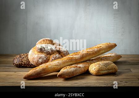 Verschiedene frisch gebackene Brote Stockfoto